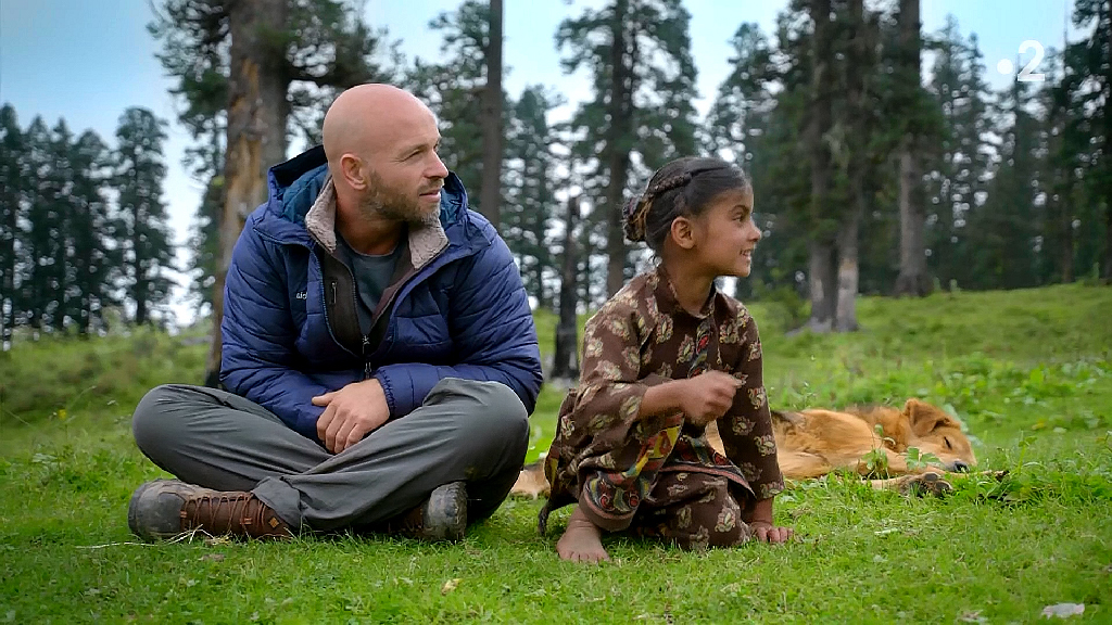 Rendez vous en terre inconnue avec Franck Gastambide pentes de Himalaya en inde, chez les Van Gujjar